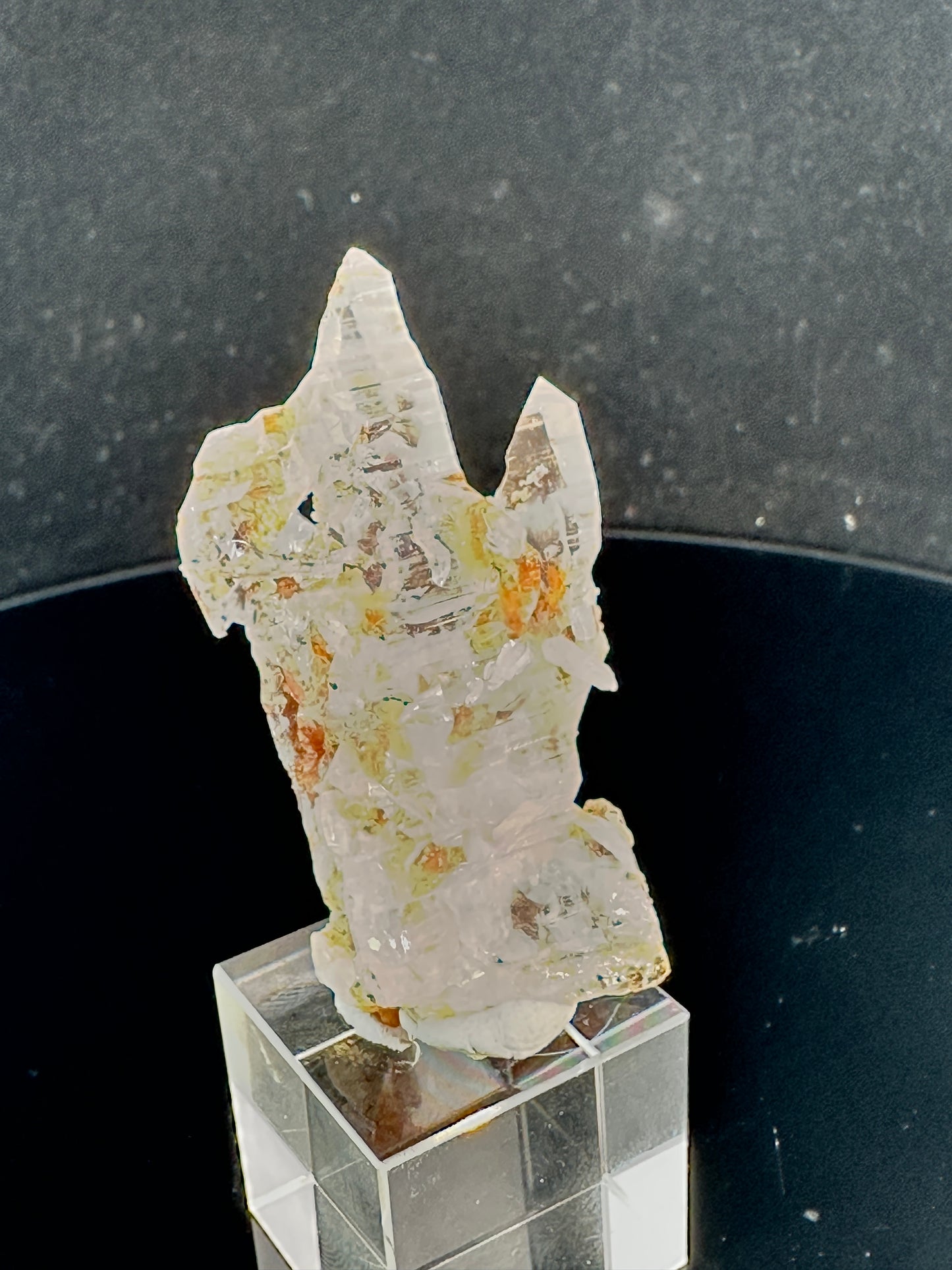 Quartz var: amethyst from Utah