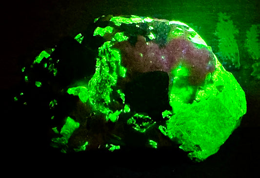 Troosite (Willemite) & Franklinite & Calcite (UV)