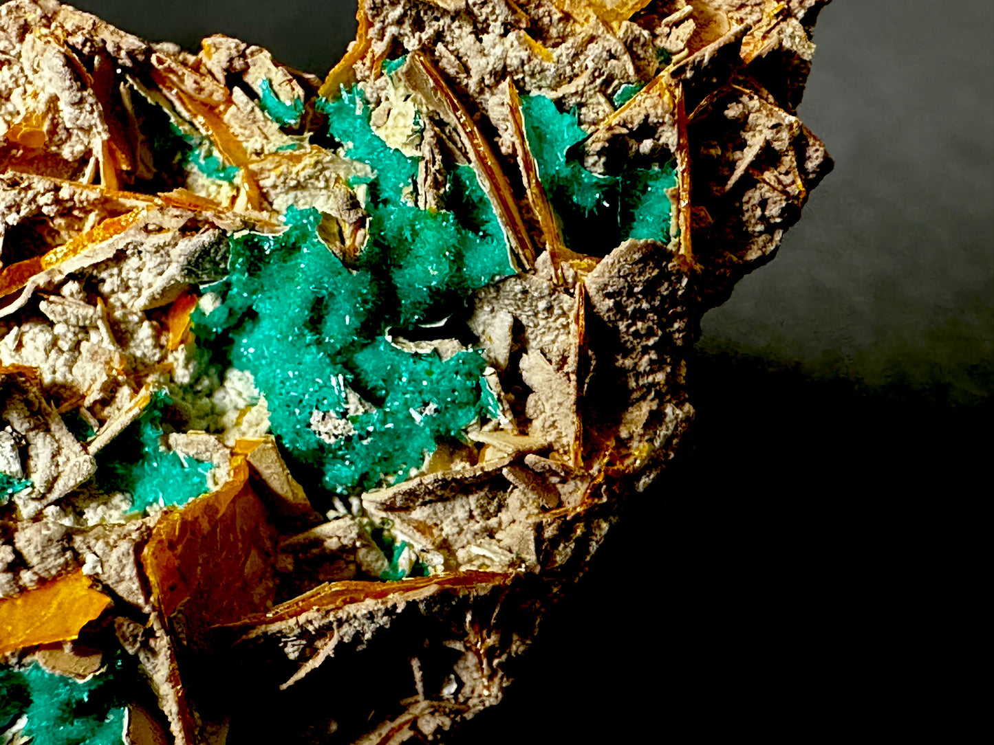 Dioptase on Wulfenite
